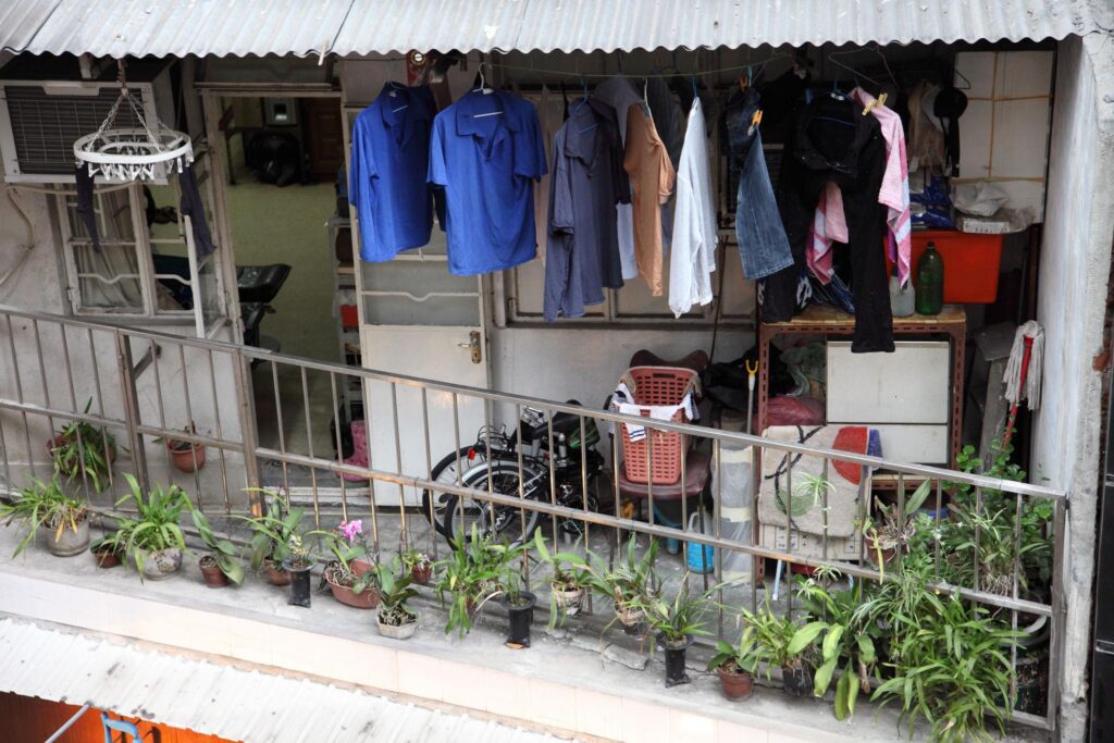 Ban công bừa bộn là lỗi phong thủy nhà ở khiến gia chủ hao tài